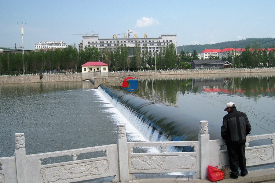 壩長(zhǎng)140m，壩高2.5m，枕式充水橡膠壩